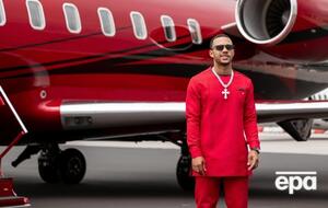 Депай читает рэп на фоне красного самолета