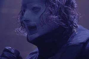 В ролик вошли кадры концертного выступления Slipknot