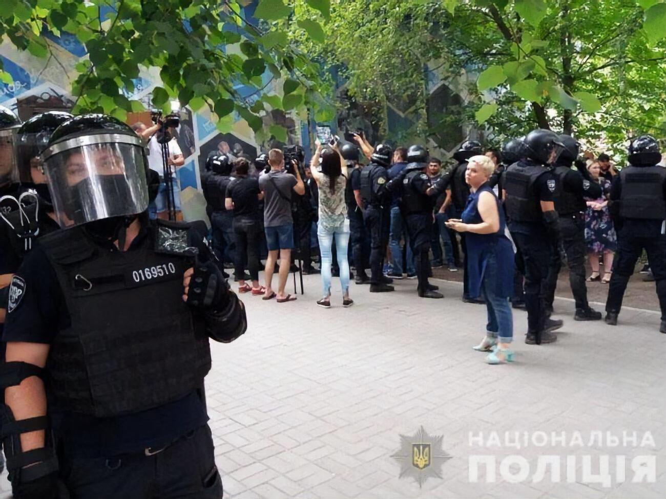 Протестующие установили палатки, приносят шины