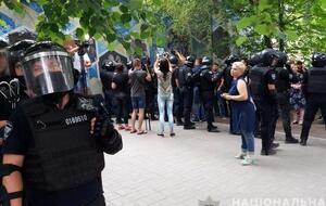 Протестующие установили палатки, приносят шины