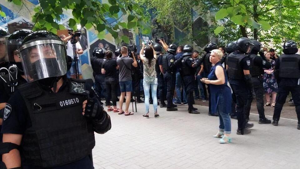 Протестующие установили палатки, приносят шины