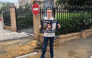 Поддержать Гриба прибыли дипломаты из стран Евросоюза, консул Украины, граждане РФ