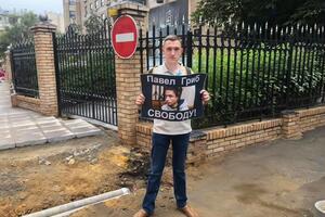 Підтримати Гриба прибули дипломати із країн Євросоюзу, консул України, громадяни РФ