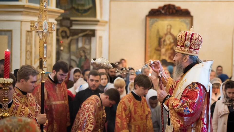 По закону, УПЦ МП должна была отразить свою принадлежность к Русской православной церкви