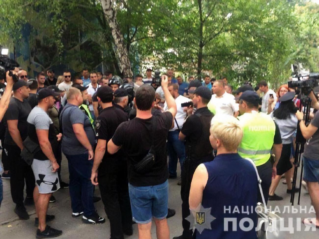 Біля будівлі, де розташована ОВК №50, відбувається акція протесту