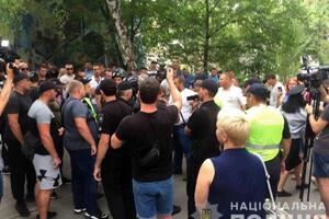 Біля будівлі, де розташована ОВК №50, відбувається акція протесту