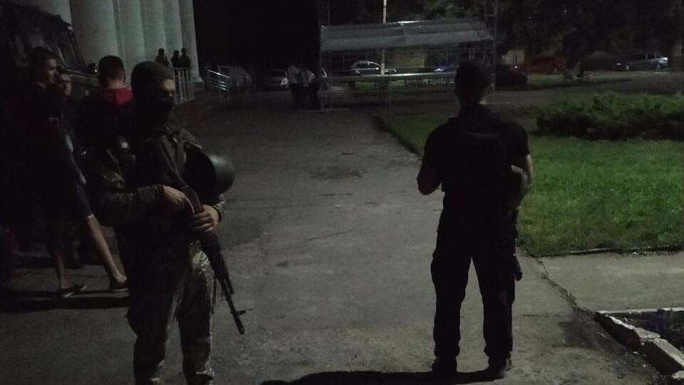 Полиция усилила меры безопасности вблизи окружной комиссии, где ведут пересчет голосов