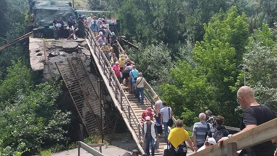 На місці автомобільного мосту через Сіверський Донець у Станиці Луганській спорудили тимчасову дерев'яну будівлю