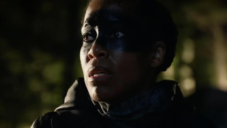 По сюжету супергероев рассматривают как преступников