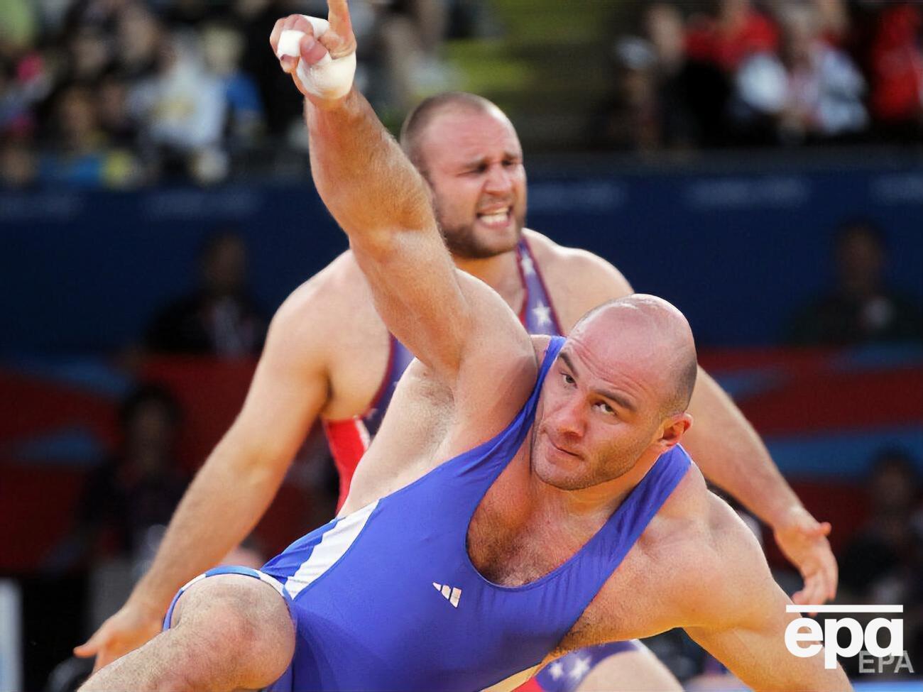 Таймазова (в синем трико) лишили двух олимпийских медалей