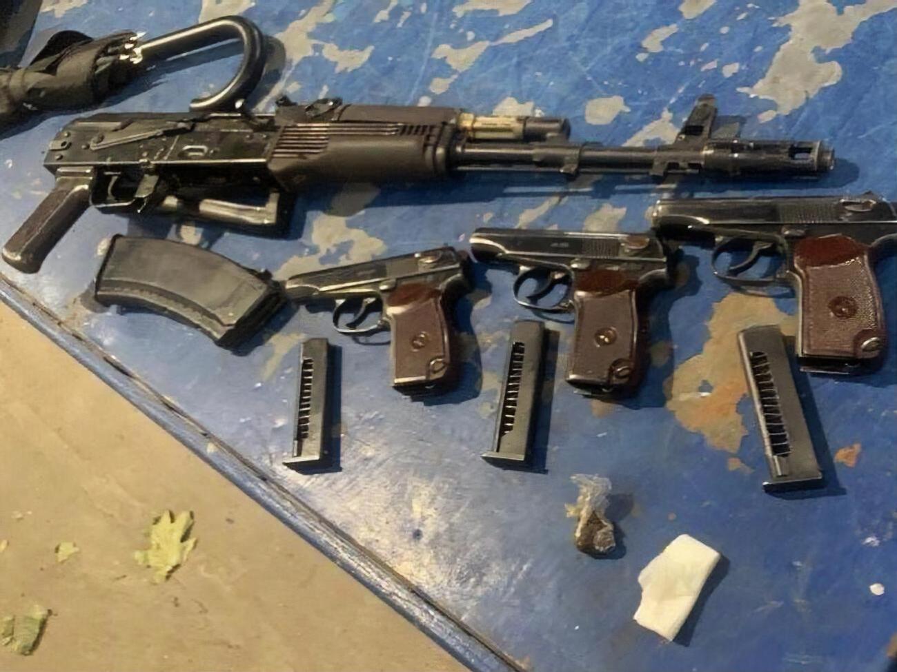 Зброю було сховано під панеллю приладів і у дверях автомобіля