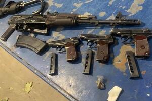 Зброю було сховано під панеллю приладів і у дверях автомобіля