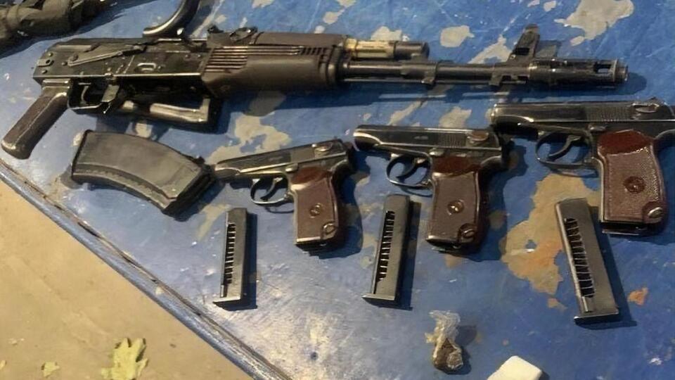 Оружие было спрятано под приборной панелью и в двери автомобиля