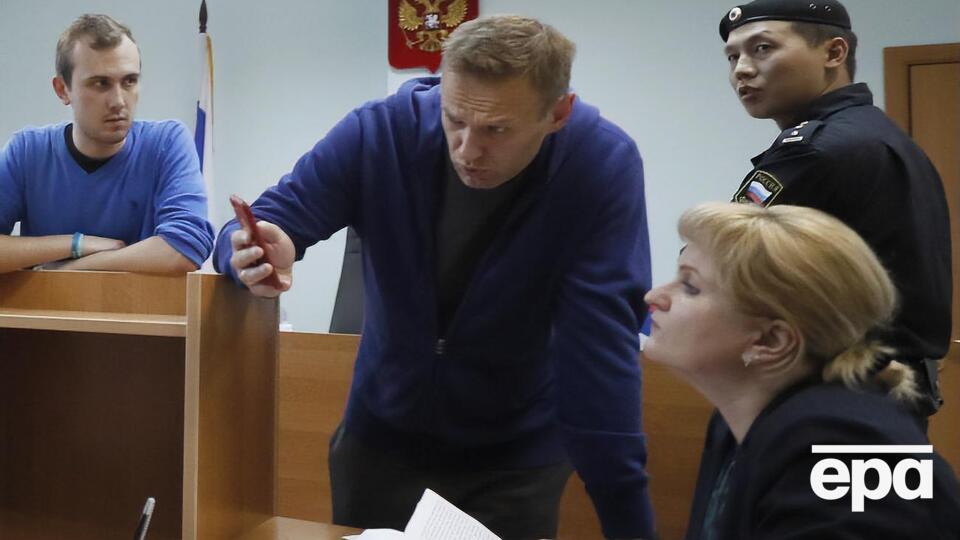 Навального знову доправили під варту