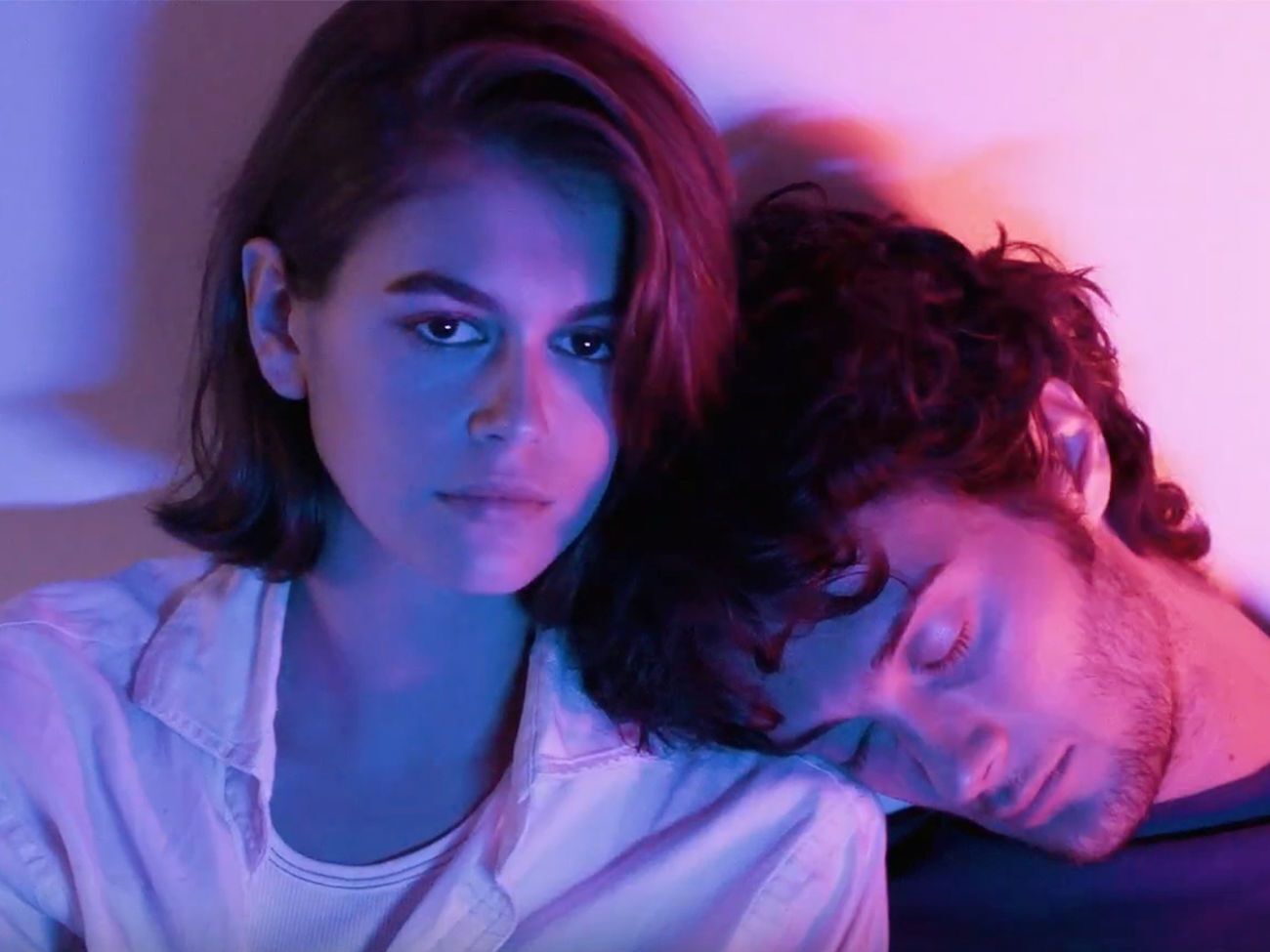 Героїня Гербер у ролику підсипає хлопцеві снодійне