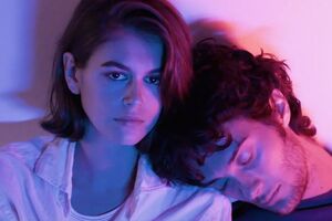 Героїня Гербер у ролику підсипає хлопцеві снодійне