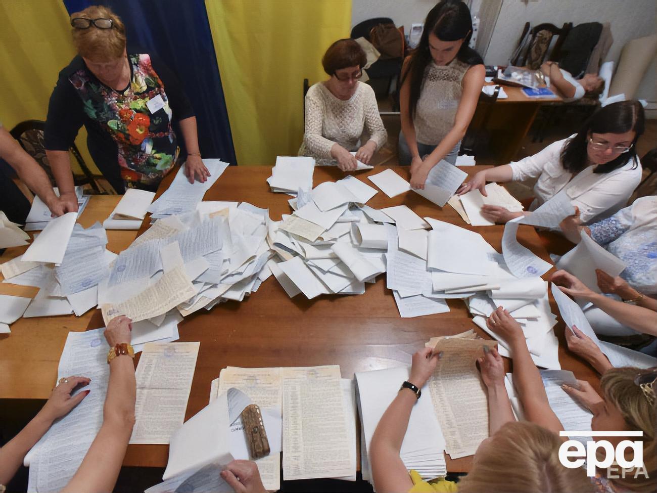 Члены комиссий на грани нервного истощения, говорят в "Опоре"