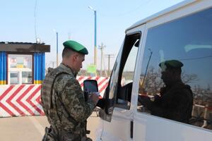 Грузовики проследовали через блокпост "Новотроицкое"