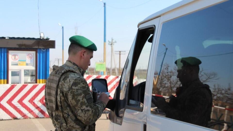 Грузовики проследовали через блокпост "Новотроицкое"