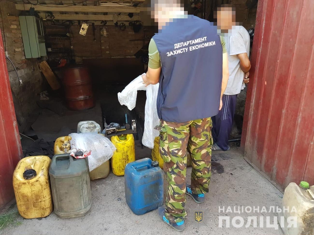 Поліцейські проводять 26 обшуків за місцем проживання й роботи всіх учасників групи