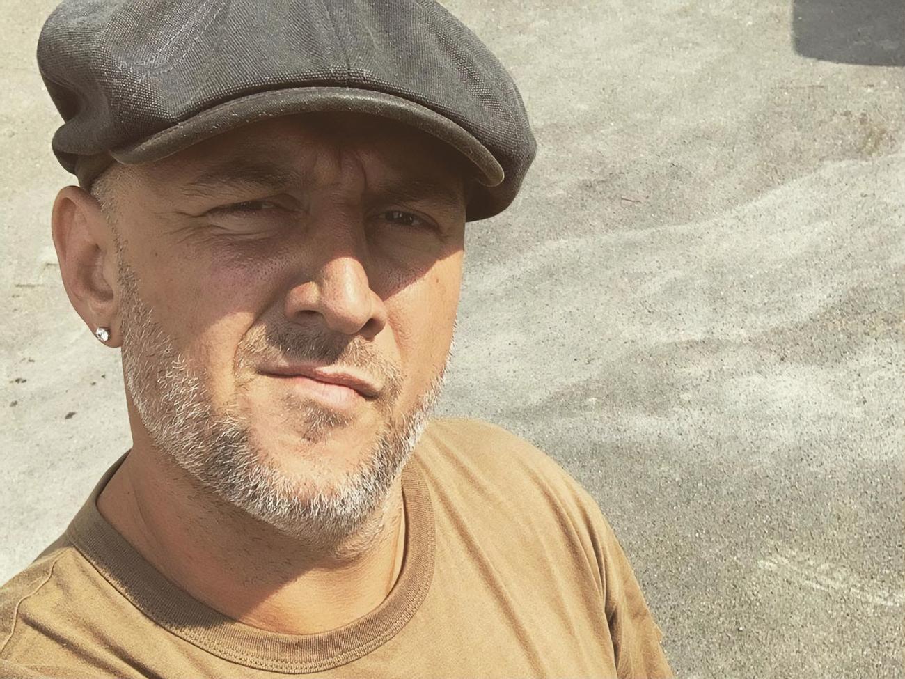 Потап показал Каменских, позирующей перед камерой головой вниз