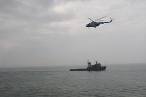 В операции по спасению моряков принимали участие вертолеты и катер пограничников