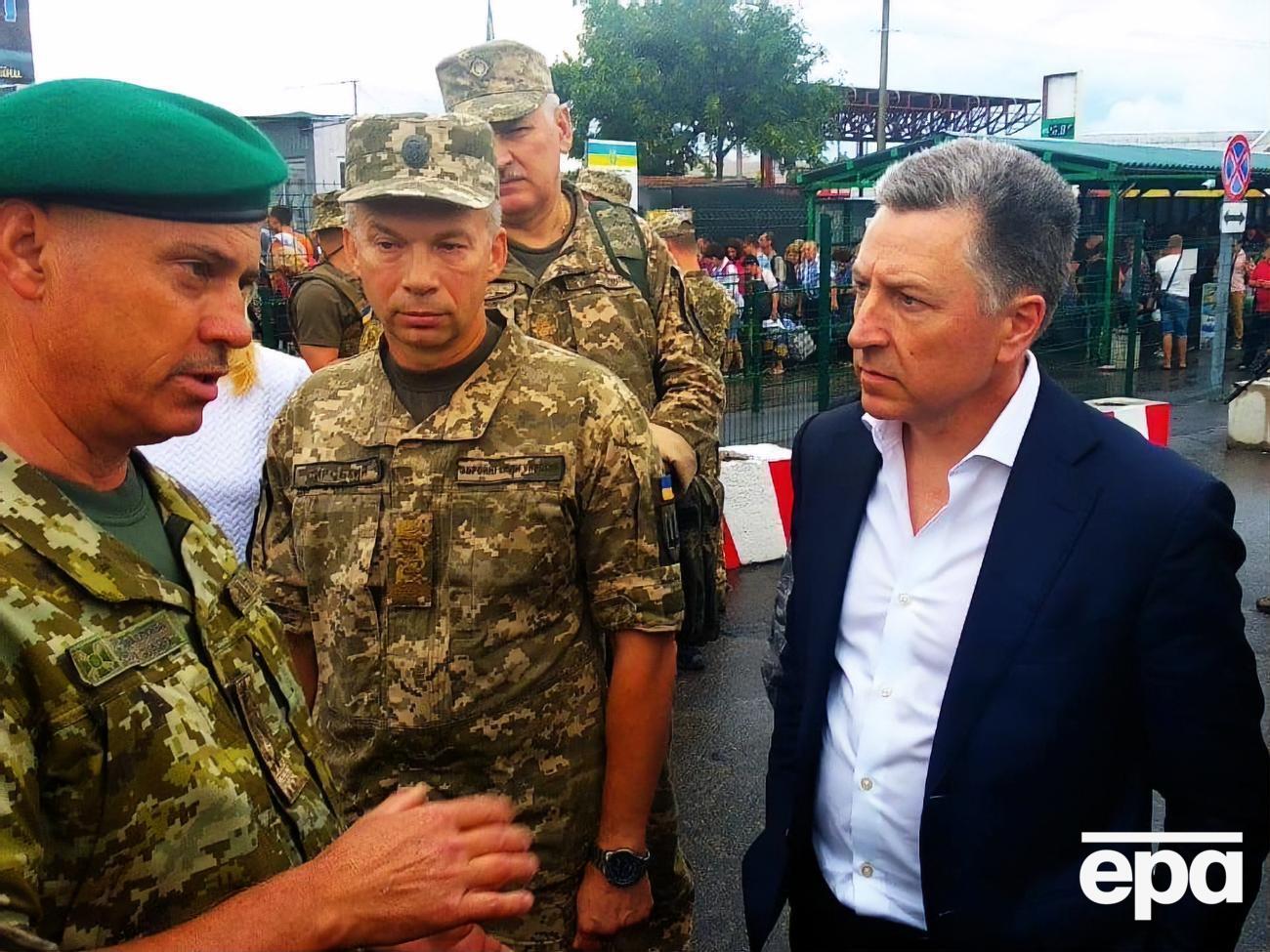 Волкер (на фото справа) прибыл в Украину 25 июля