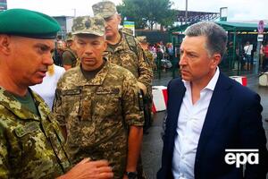 Волкер (на фото справа) прибыл в Украину 25 июля