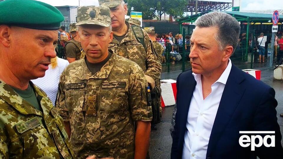 Волкер (на фото справа) прибыл в Украину 25 июля