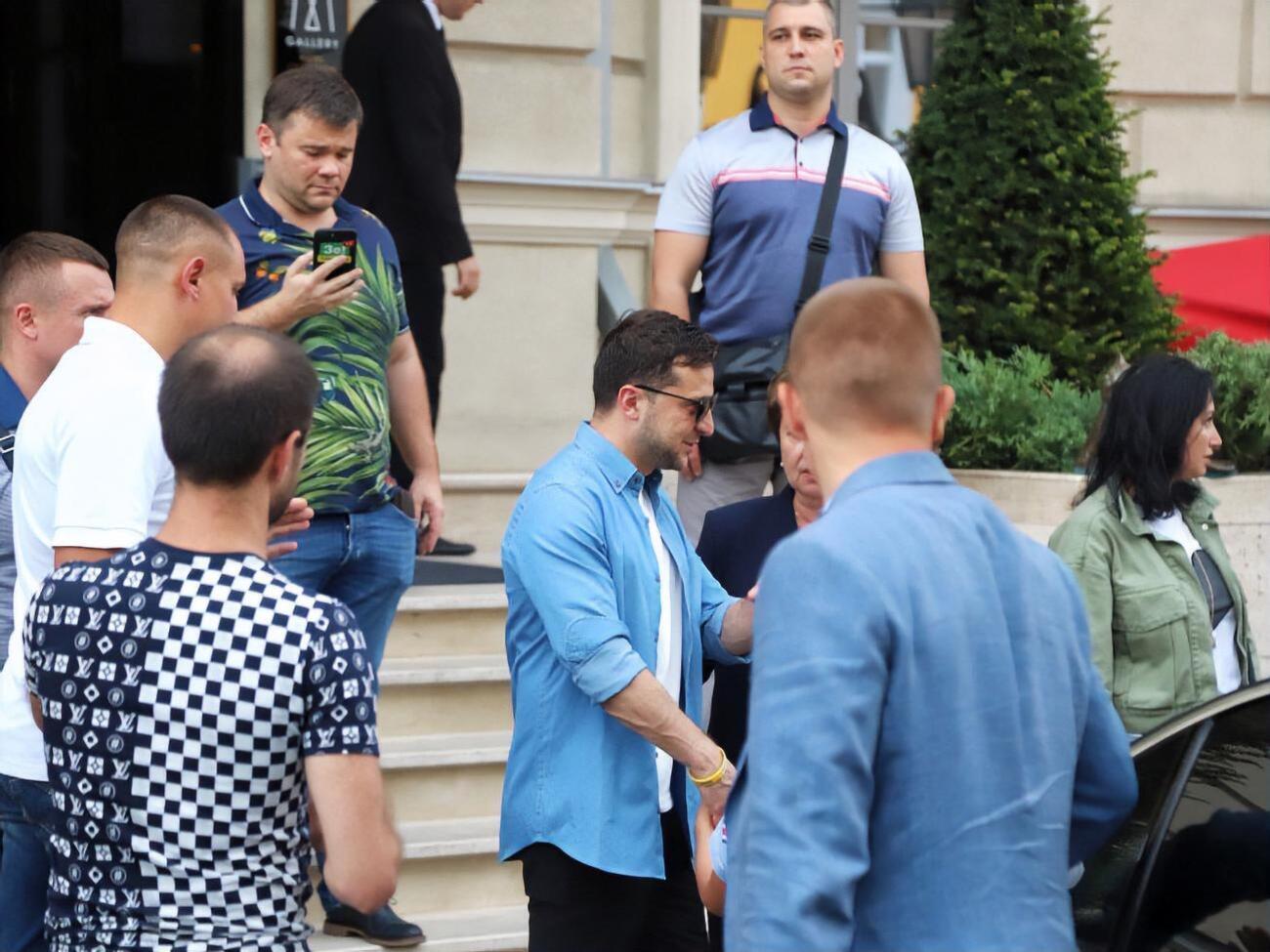 Зеленский (на фото в центре, в синей рубашке) прибыл в Одессу с неофициальным визитом