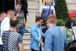 Зеленский (на фото в центре, в синей рубашке) прибыл в Одессу с неофициальным визитом