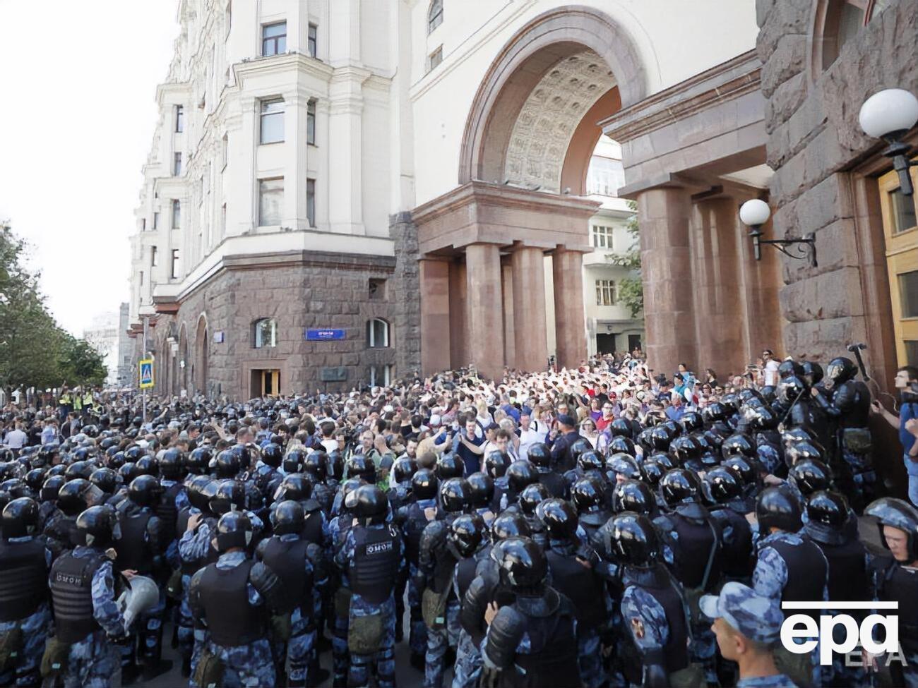 В Москве проходит акция против недопуска кандидатов от оппозиции в Мосгордуму, правоохранители задержали 520 человек. Фоторепортаж