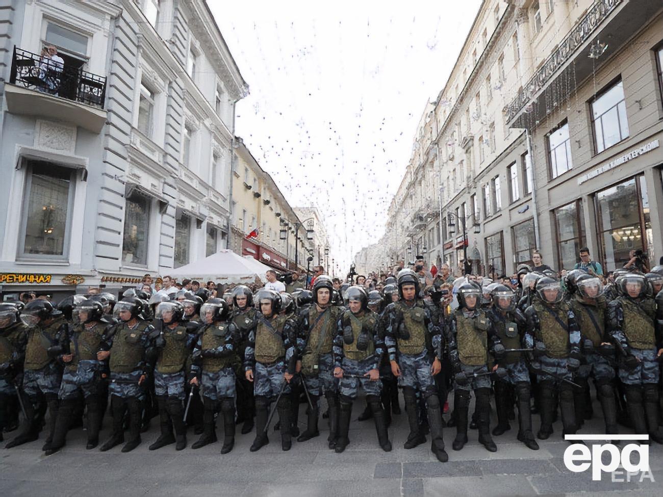 Сотрудников российских спецподразделений, разгонявших митинги, называют "космонавтами"