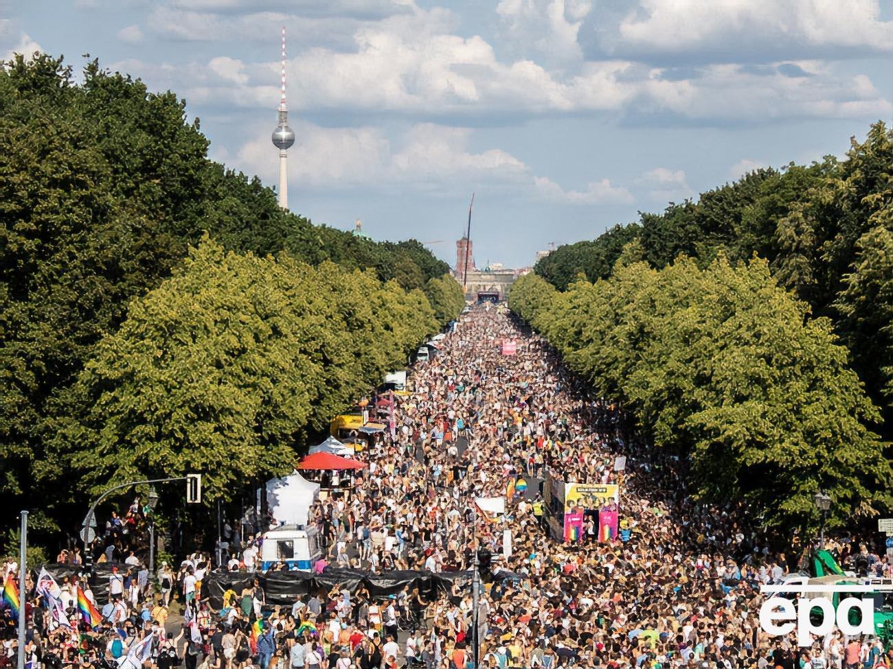 В Берлине 150 тыс. человек приняли участие в прайде, посвященном поддержке прав ЛГБТ. Фоторепортаж