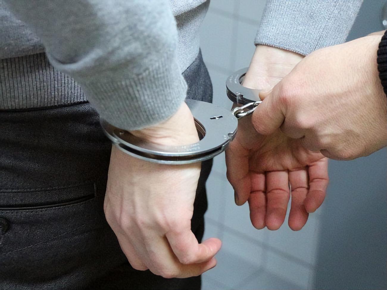 За даними слідства, затриманий поліцейський сприяв здирництву, яким займалася злочинна організація
