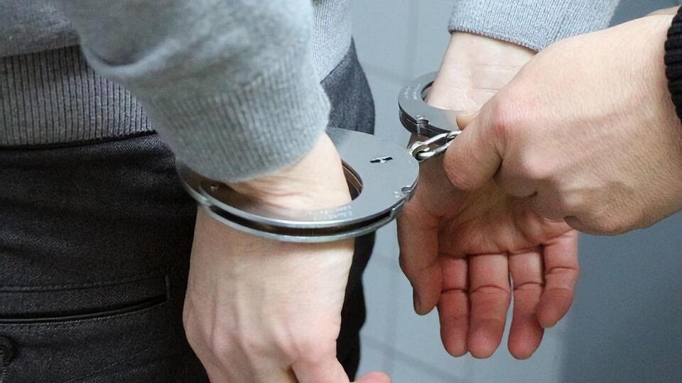 За даними слідства, затриманий поліцейський сприяв здирництву, яким займалася злочинна організація