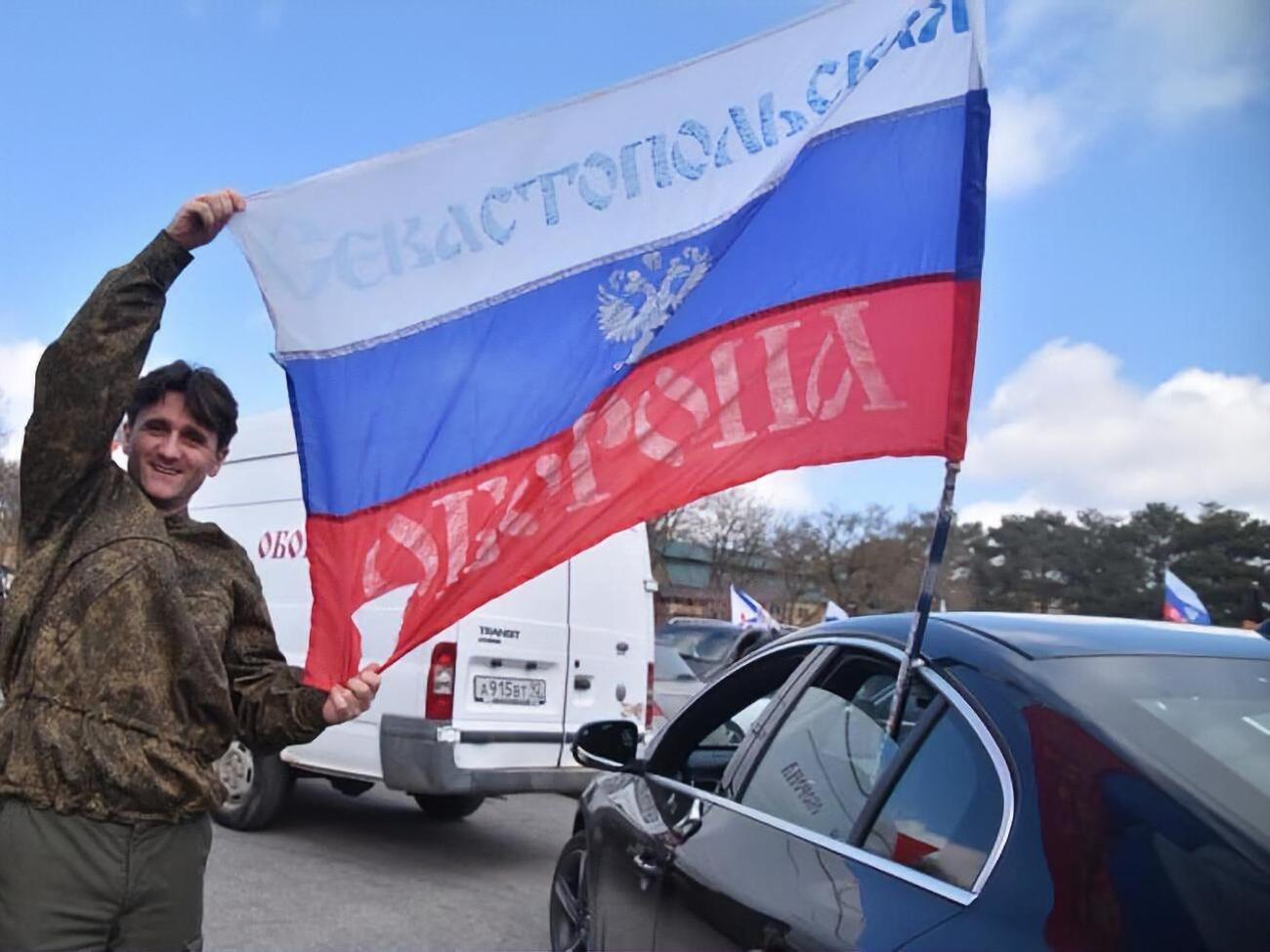 Беріч позував із прапором "Самооборони Севастополя"