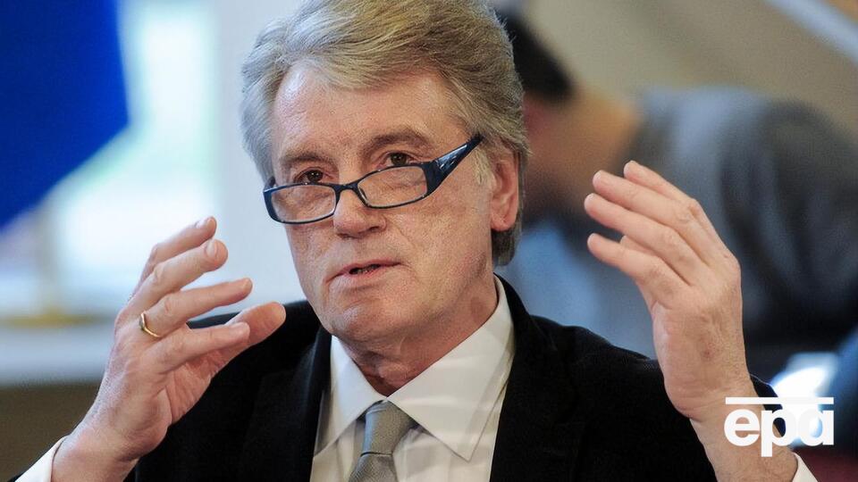 За офіційною версією, Ющенка отруїли під час президентської кампанії у вересні 2004 року