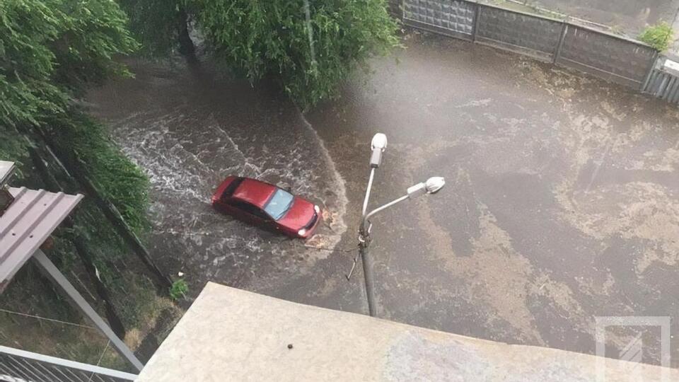 На Кривий Ріг налетіли злива і сильний вітер. Фоторепортаж