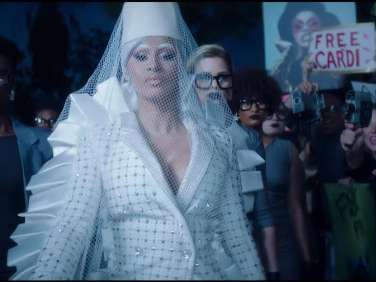 За сюжетом Cardi B постає перед судом