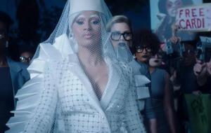 За сюжетом Cardi B постає перед судом
