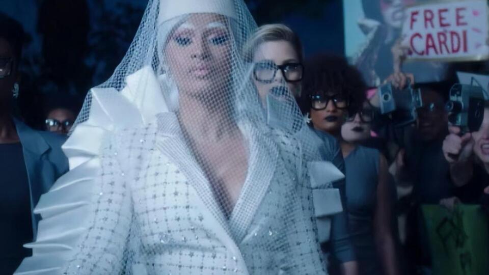 За сюжетом Cardi B постає перед судом