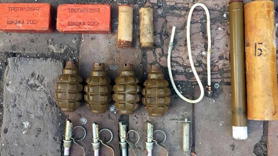 Родичі затриманого сказали поліцейським, що небезпечні предмети він зберігав у будинку із 2014–2015 років, повідомили в поліції