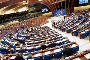ПАРЄ 25–26 червня дозволила делегації Росії повернутися до повноцінної роботи; це викликало протести українських депутатів