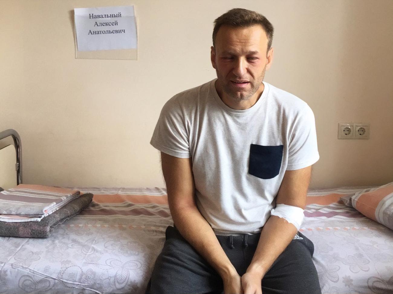 Навальний провів у лікарні добу