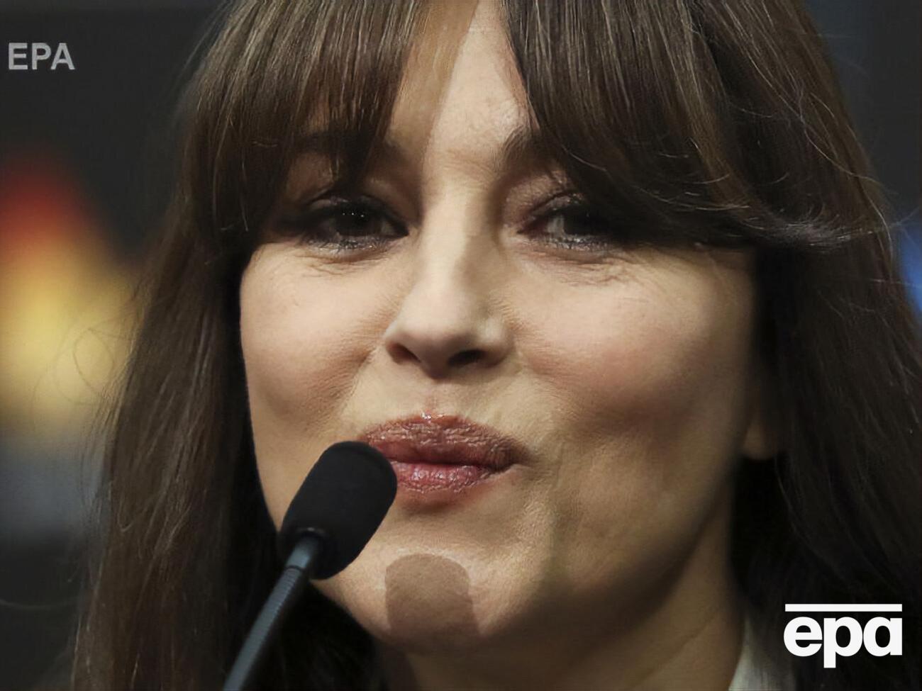 Белуччи показала тело в купальнике