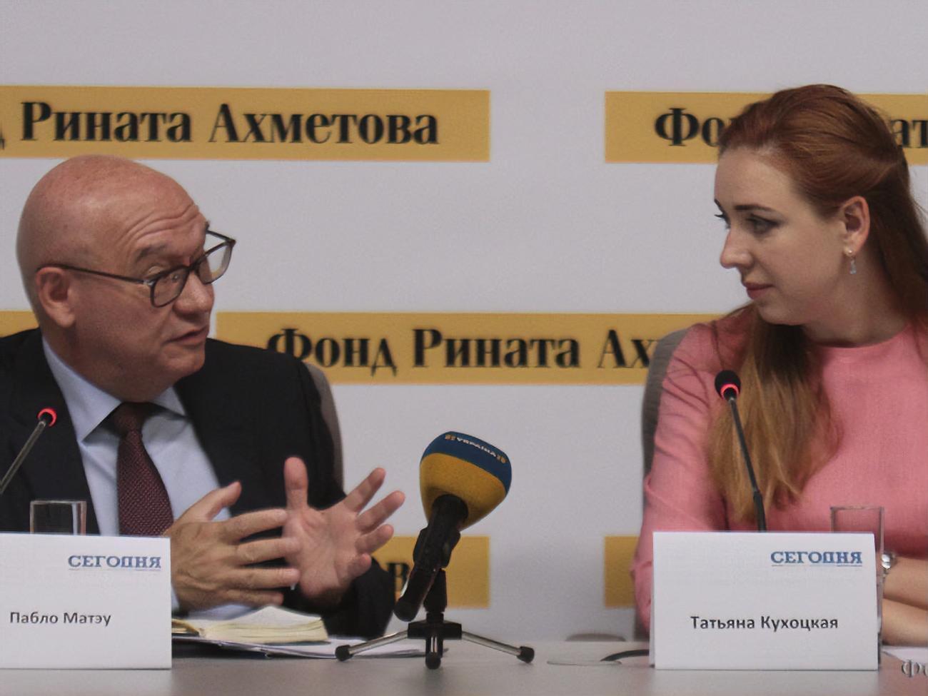 О работе Фонда Рината Ахметова рассказали директор по развитию проектов фонда Татьяна Кухоцкая и представитель Управления верховного комиссара ООН по делам беженцев Пабло Матэу