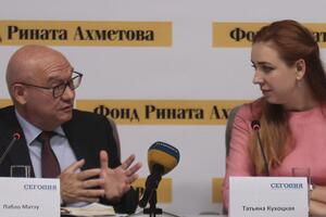 О работе Фонда Рината Ахметова рассказали директор по развитию проектов фонда Татьяна Кухоцкая и представитель Управления верховного комиссара ООН по делам беженцев Пабло Матэу