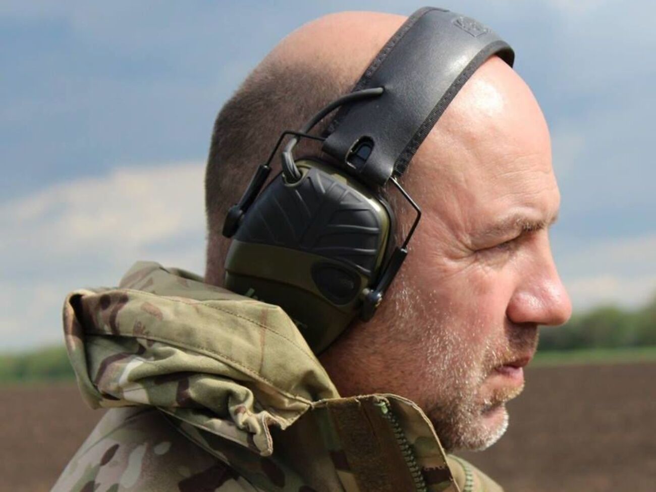 Ні парад, ні марш Зеленському не потрібен. Він би взагалі його не проводив. Але він злякався, що збереться багато людей, наплювавши на його рішення