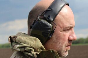 Ні парад, ні марш Зеленському не потрібен. Він би взагалі його не проводив. Але він злякався, що збереться багато людей, наплювавши на його рішення